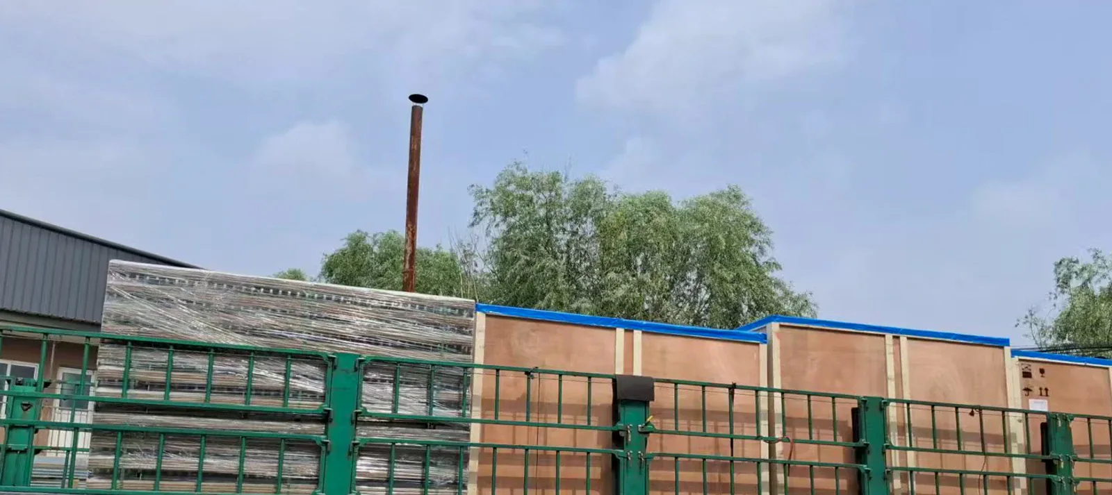 Груз в кузове на площадке поставщика перед отправкой
